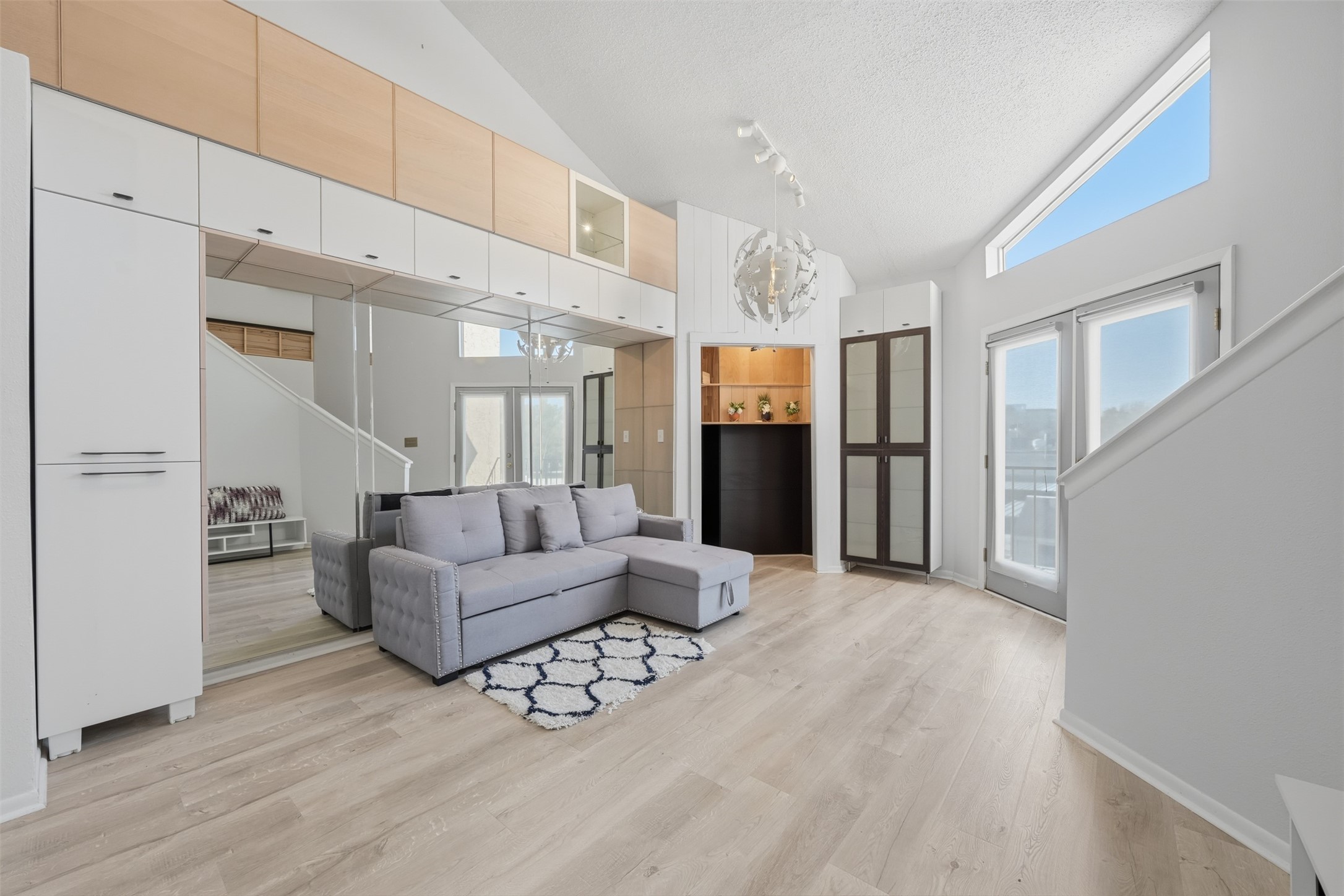 10855 Meadowglen Lane, Unit 823 Houston, TX 77042 - Photo 3 of 35 a living room with furniture and a chandelier