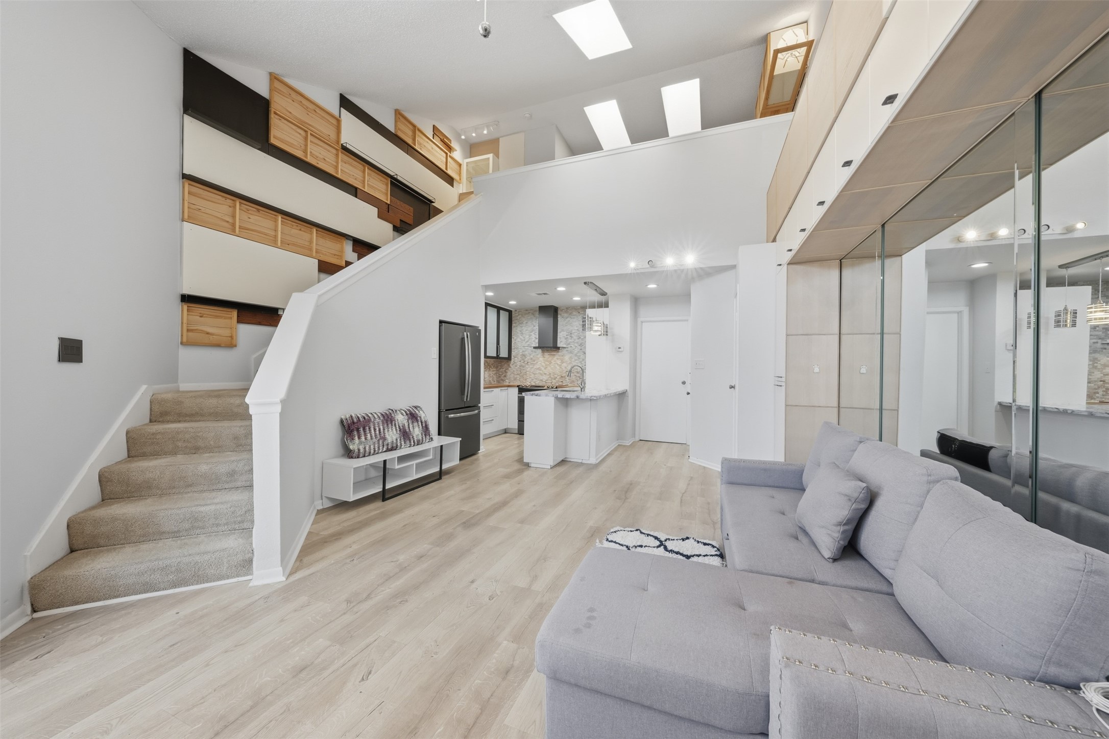 10855 Meadowglen Lane, Unit 823 Houston, TX 77042 - Photo 5 of 35 a living room with furniture and a ceiling fan