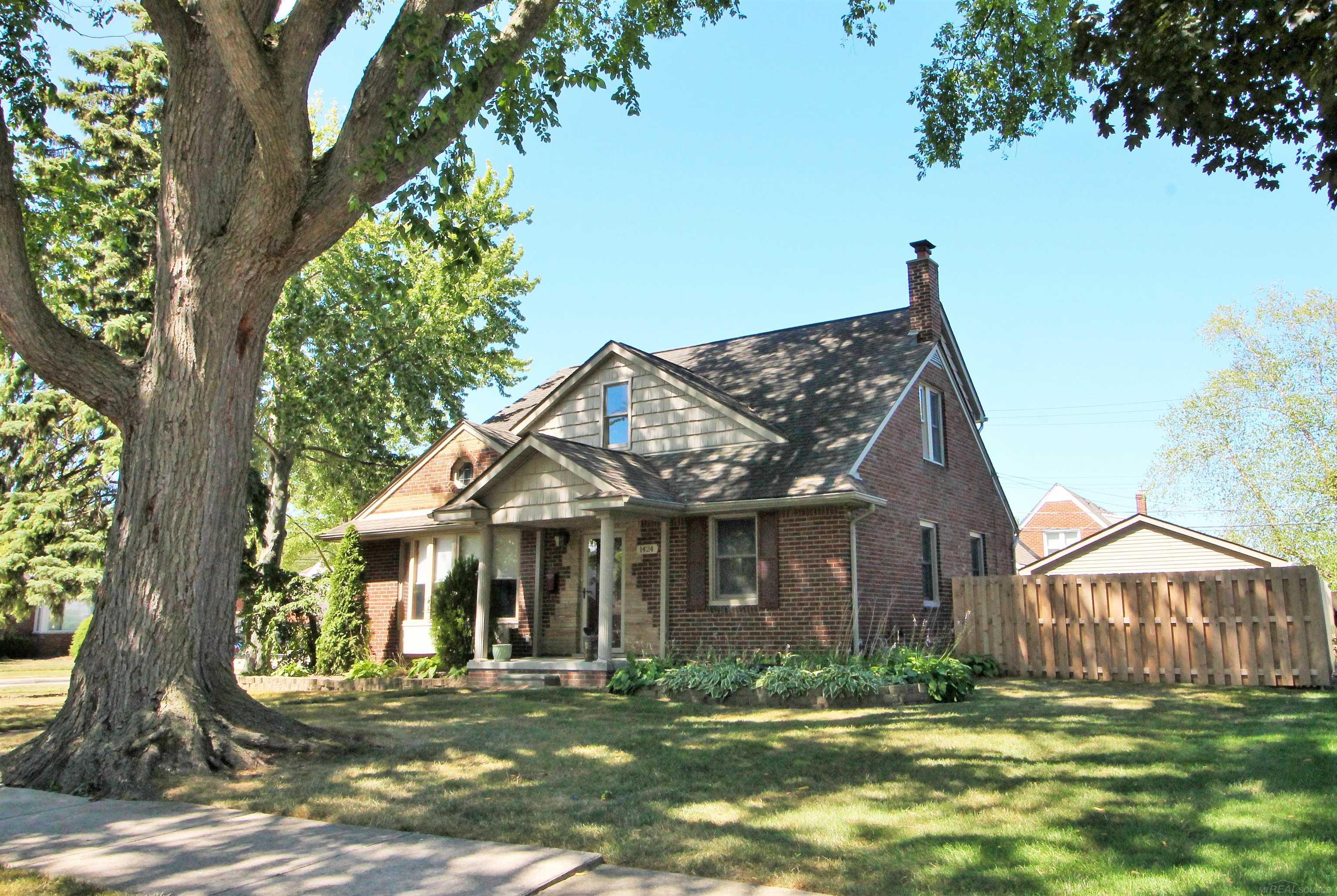1424 Torrey Road Grosse Pointe Woods, MI 48236 - Photo 2 of 54
