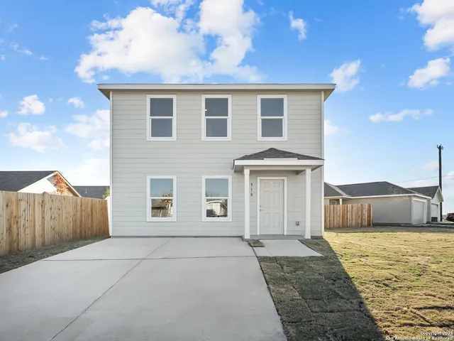 $1,950 | 910 Stricker Path, San Antonio, TX 78221