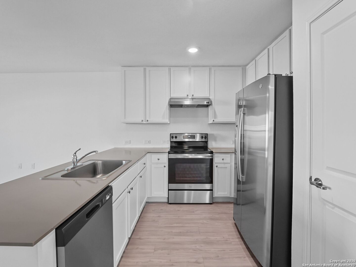 910 Stricker Path San Antonio, TX 78221 - Photo 8 of 26