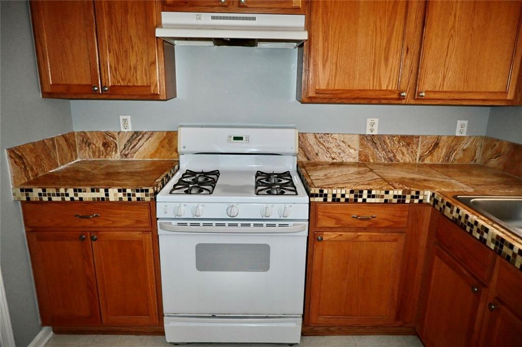 1563 Rachel's Ridge Northwest Kennesaw, GA 30152 - Photo 11 of 29 a kitchen with a stove and cabinets