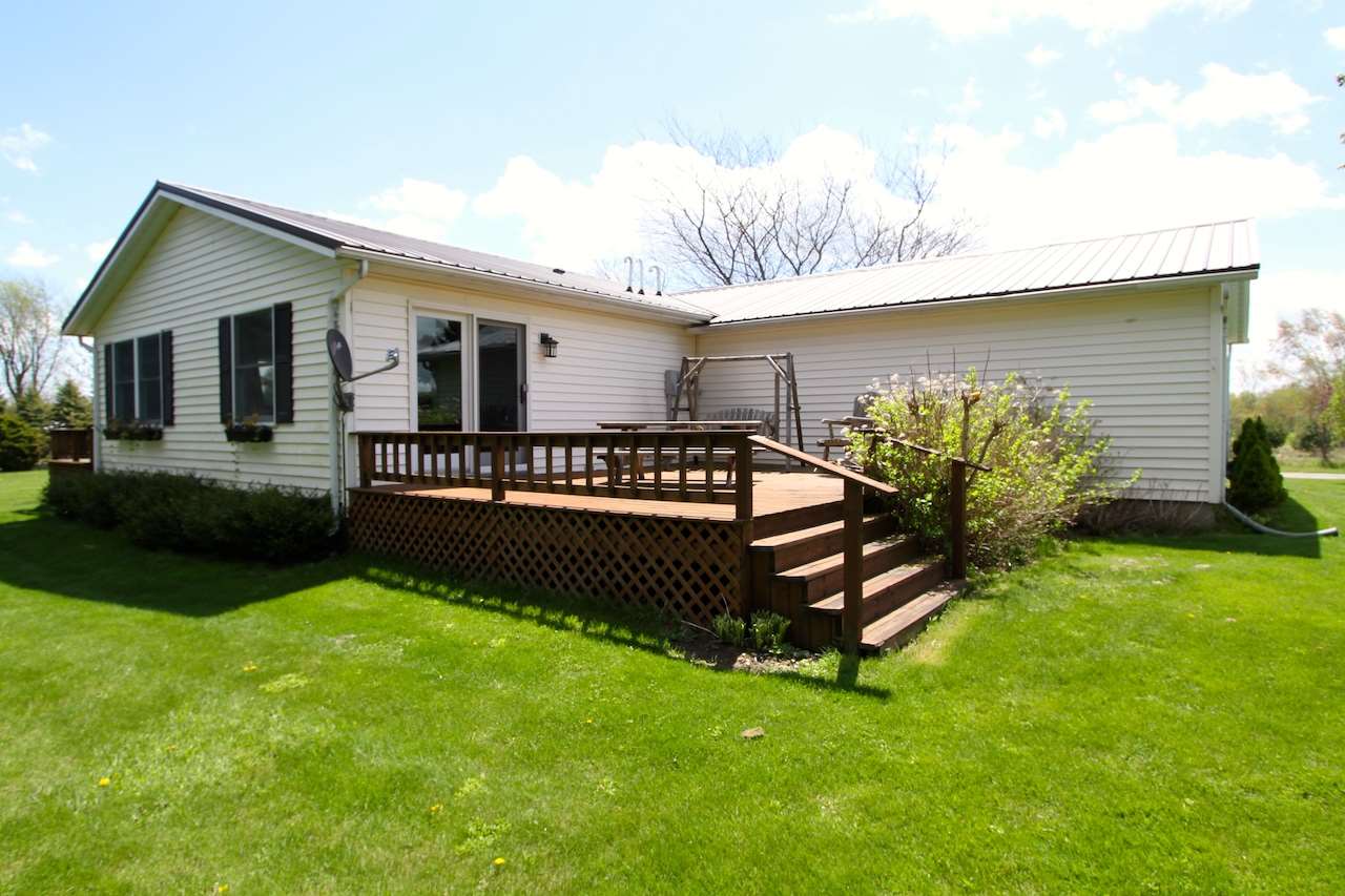 4393 Lakeshore Road Deckerville, MI 48427 - Photo 6 of 39 31381140-5.JPG