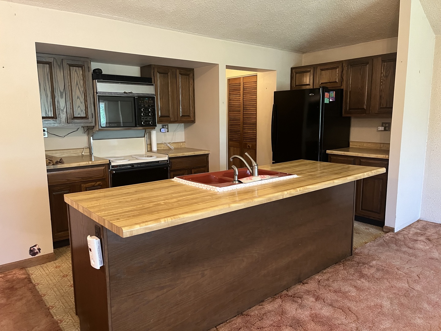 6519 Rowland Road Huntley, IL 60142 - Photo 8 of 12 a room with a sink and a mirror