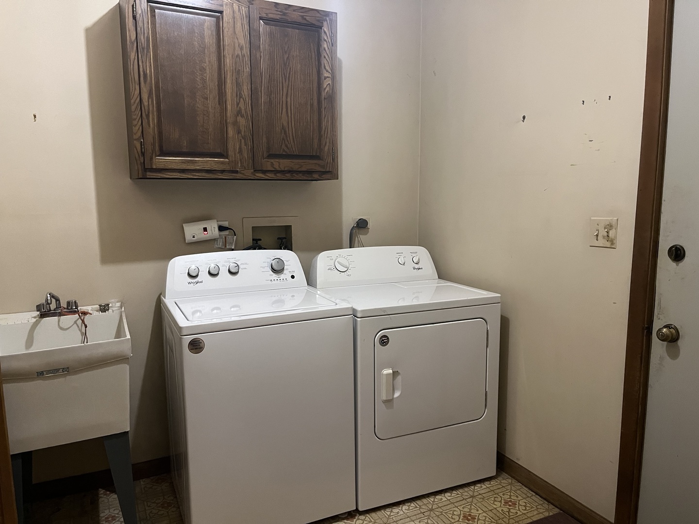 6519 Rowland Road Huntley, IL 60142 - Photo 9 of 12 a utility room with dryer and washer