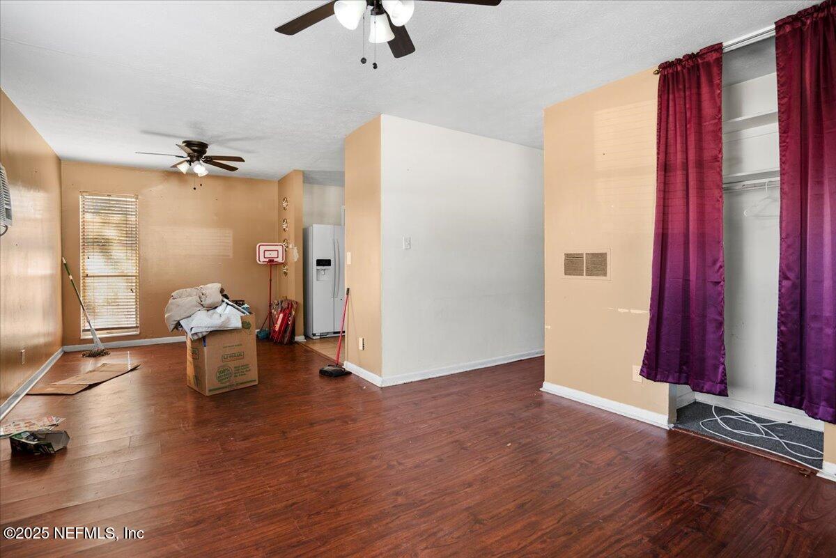 8514 Oak Leaf Road Jacksonville, FL 32208 - Photo 4 of 23 a view of a livingroom with furniture and a ceiling fan