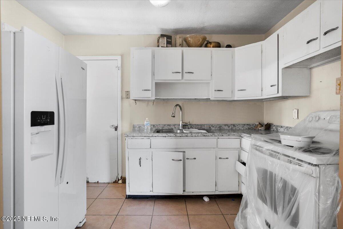 8514 Oak Leaf Road Jacksonville, FL 32208 - Photo 8 of 23 a kitchen with stainless steel appliances granite countertop a sink and cabinets