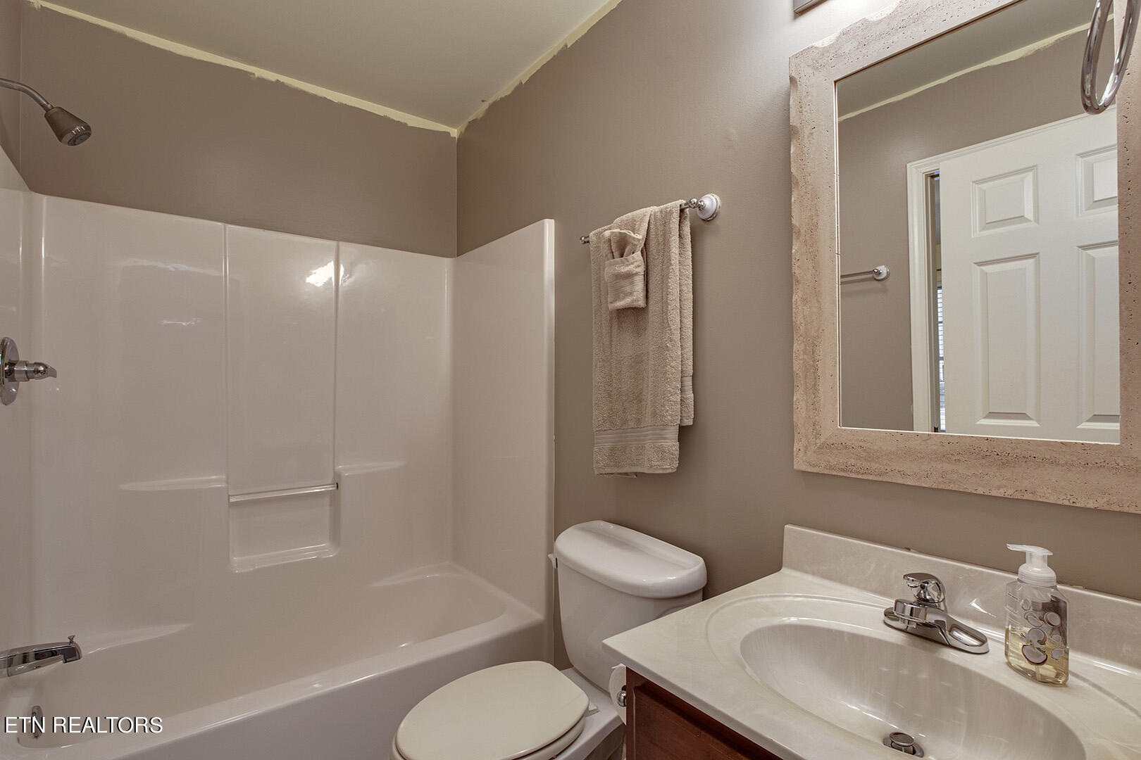 115 Greystone Way Kingston, TN 37763 - Photo 26 of 40 26_GreystoneWay_115_GuestBath