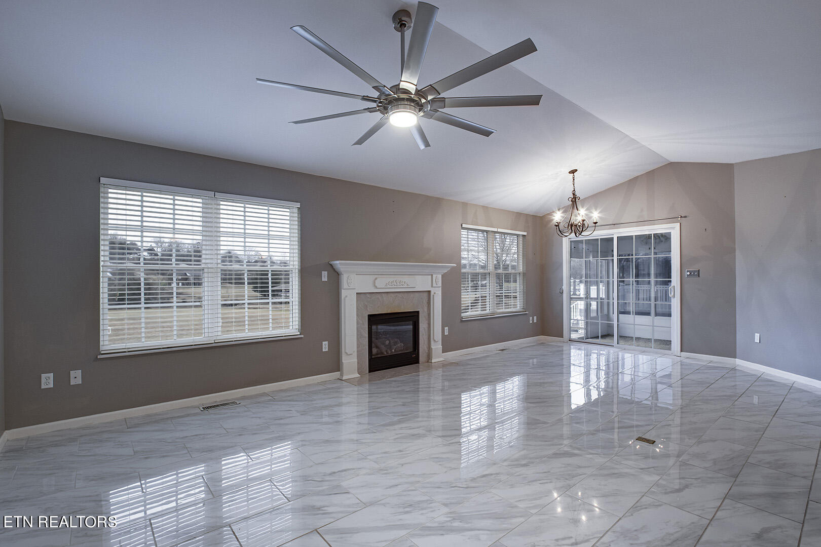 115 Greystone Way Kingston, TN 37763 - Photo 7 of 40 07_GreystoneWay_115_Living02