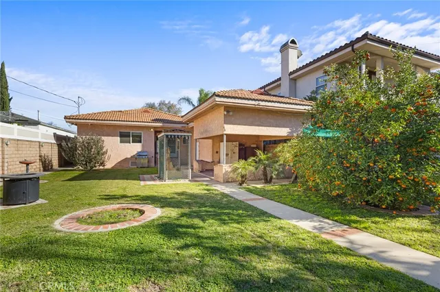 a view of a house with a yard