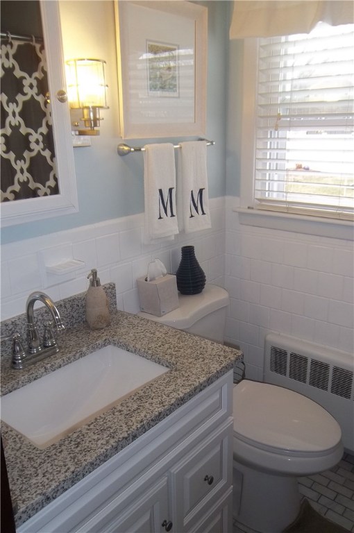 15 Phillips Road East Greenwich, RI 02818 - Photo 13 of 17 Updated bath with granite counter vanity, tub/shower.
