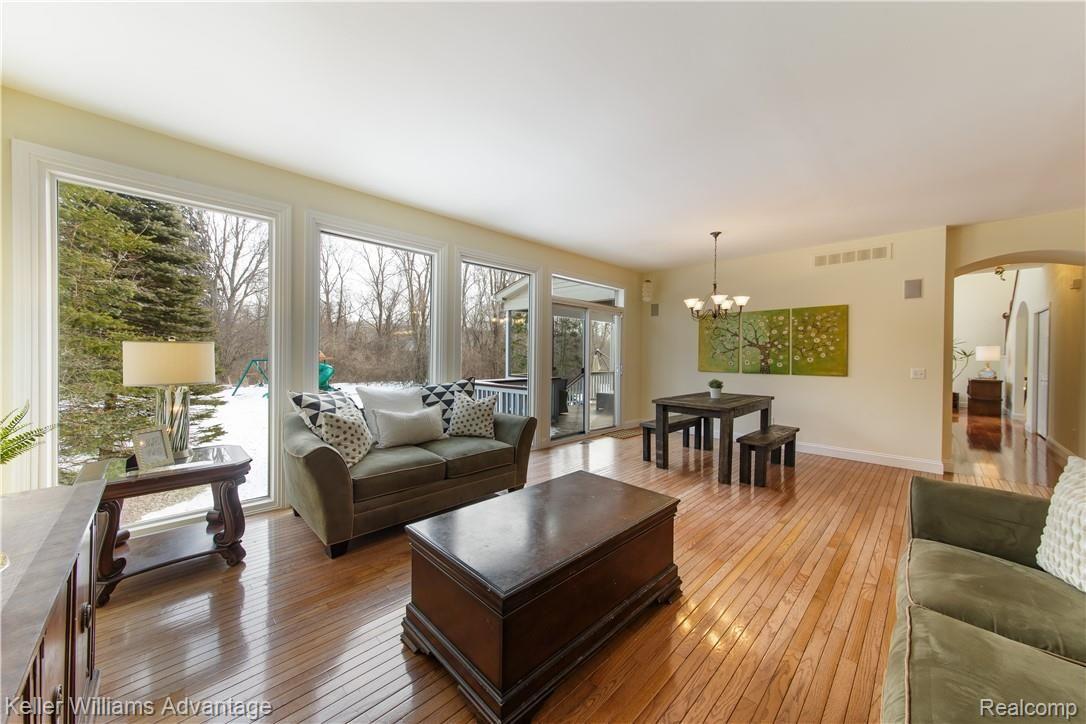 1381 Kentfield Drive Rochester, MI 48307 - Photo 23 of 72 Kentfield_1381_Living_03.jpg