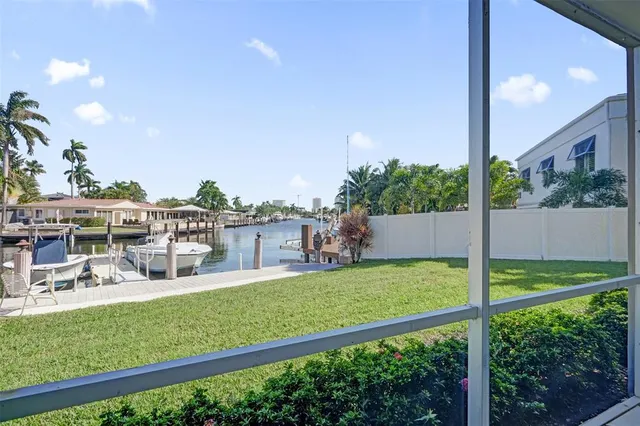 a view of a house with backyard and garden