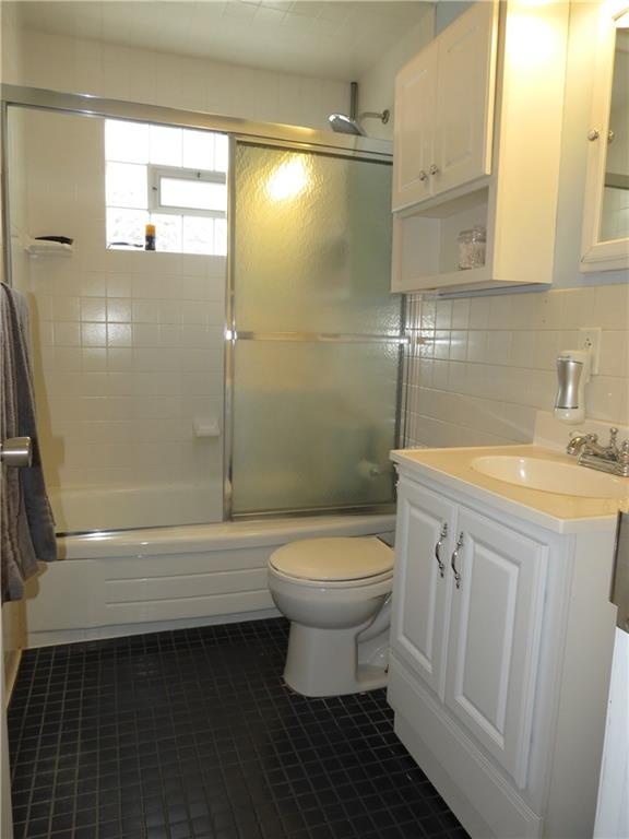 33 Highbury Road Cheswick, PA 15024 - Photo 11 of 17 The main floor full bath.