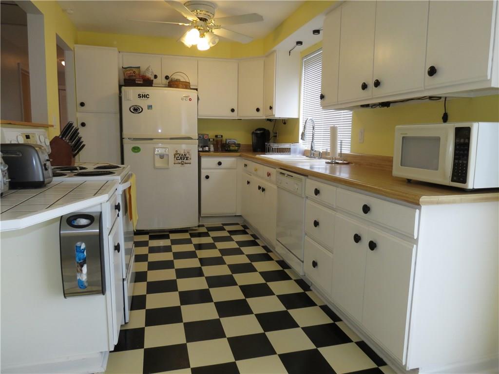 33 Highbury Road Cheswick, PA 15024 - Photo 4 of 17 This kitchen has so much storage space! What a cheery place to prepare meals!!
