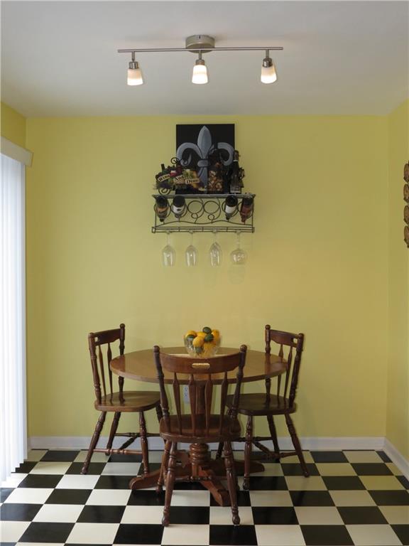 33 Highbury Road Cheswick, PA 15024 - Photo 5 of 17 The cozy dining area has a great view onto the HUGE deck.