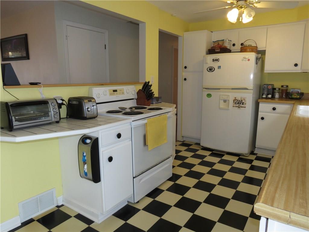 33 Highbury Road Cheswick, PA 15024 - Photo 6 of 17 Another view of this cheery kitchen!