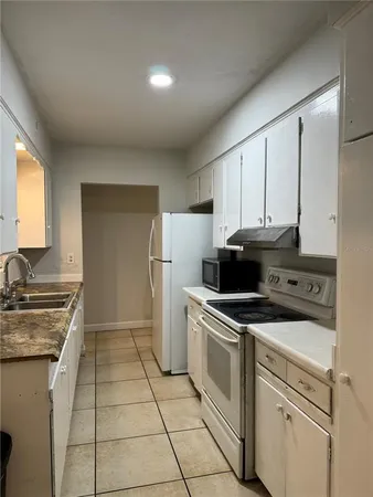 $2,550 | 121 33rd Avenue East, Bradenton, FL 34208