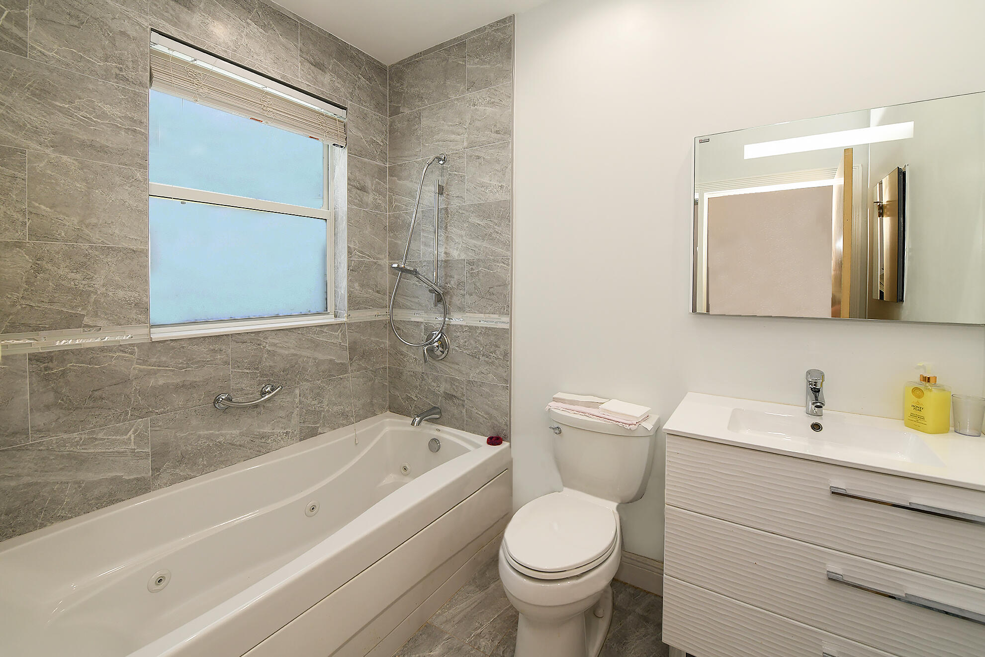 7876 Mandarin Drive Boca Raton, FL 33433 - Photo 23 of 39 Guest Bath