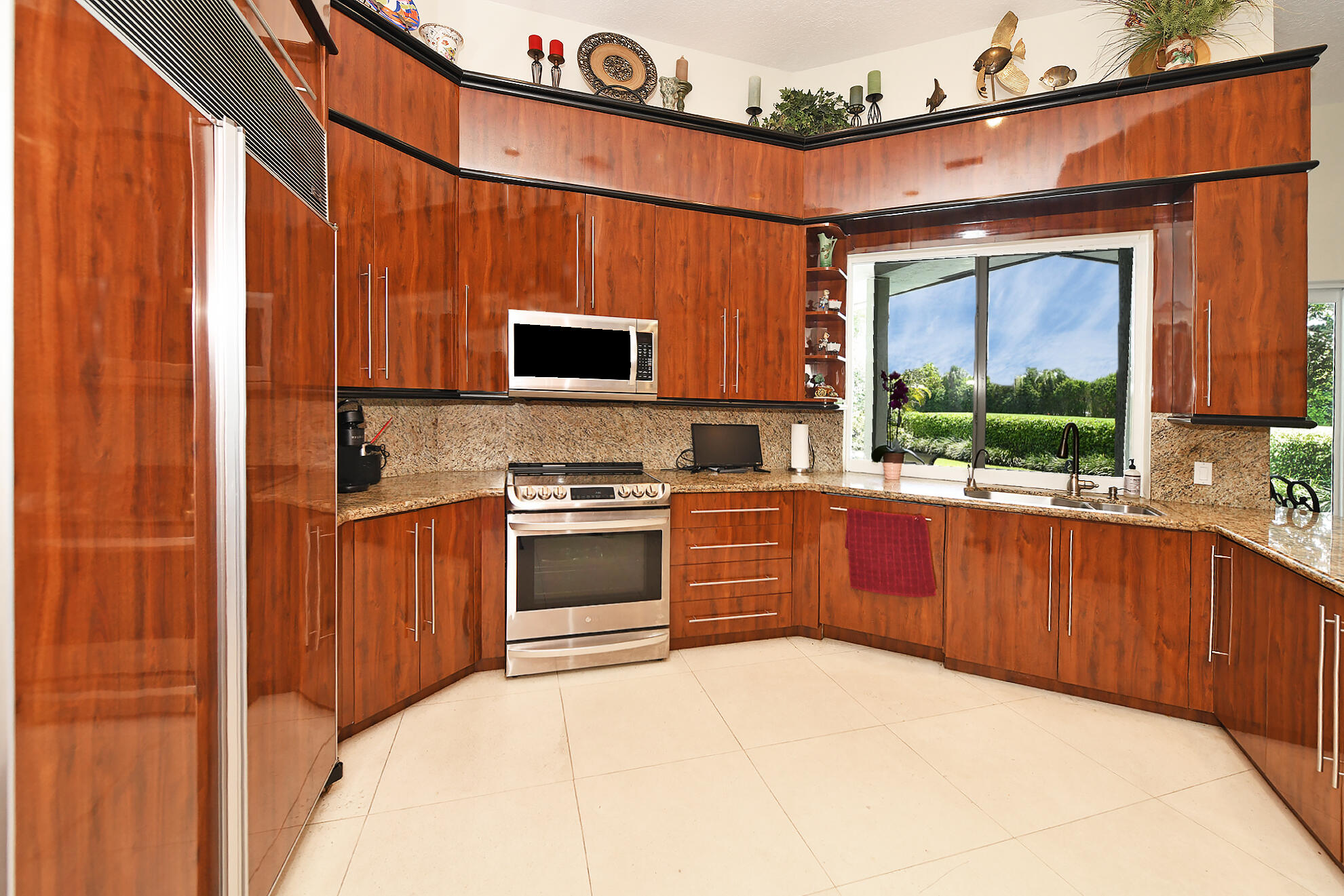 7876 Mandarin Drive Boca Raton, FL 33433 - Photo 10 of 39 Spacious Kitchen