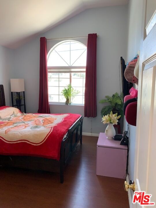 6856 Quinton Lane Tujunga, CA 91042 - Photo 2 of 7 a spacious bedroom with a bed and a window