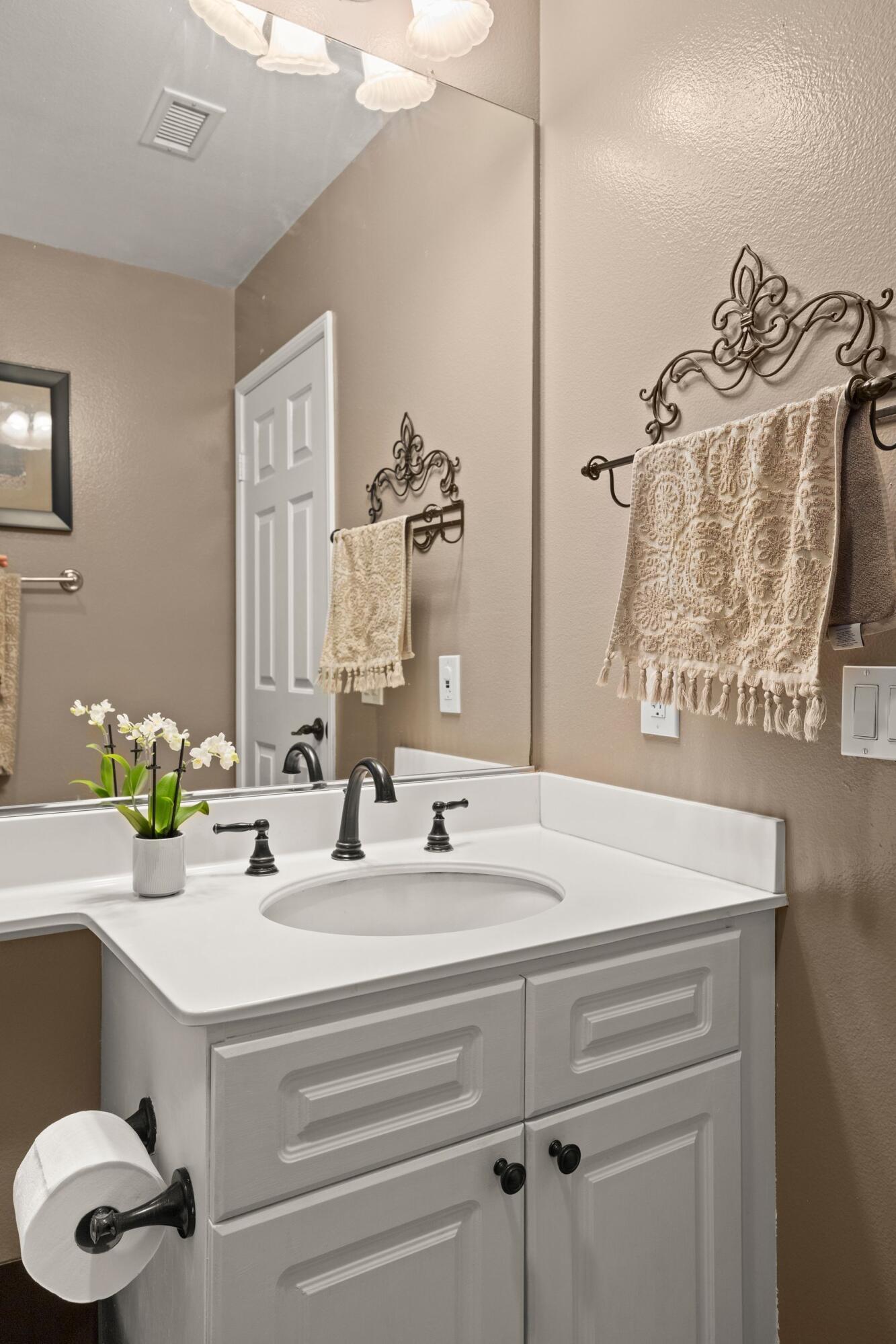 697 Buenos Tiempos Drive Camarillo, CA 93012 - Photo 23 of 29 a bathroom with a sink and a mirror