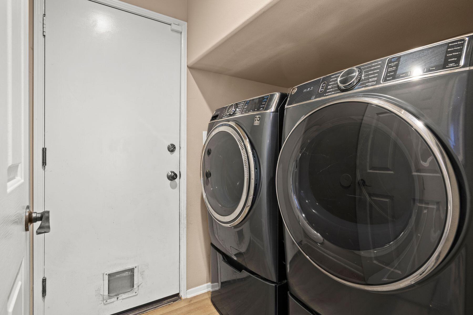 697 Buenos Tiempos Drive Camarillo, CA 93012 - Photo 24 of 29 a utility room with dryer and washer