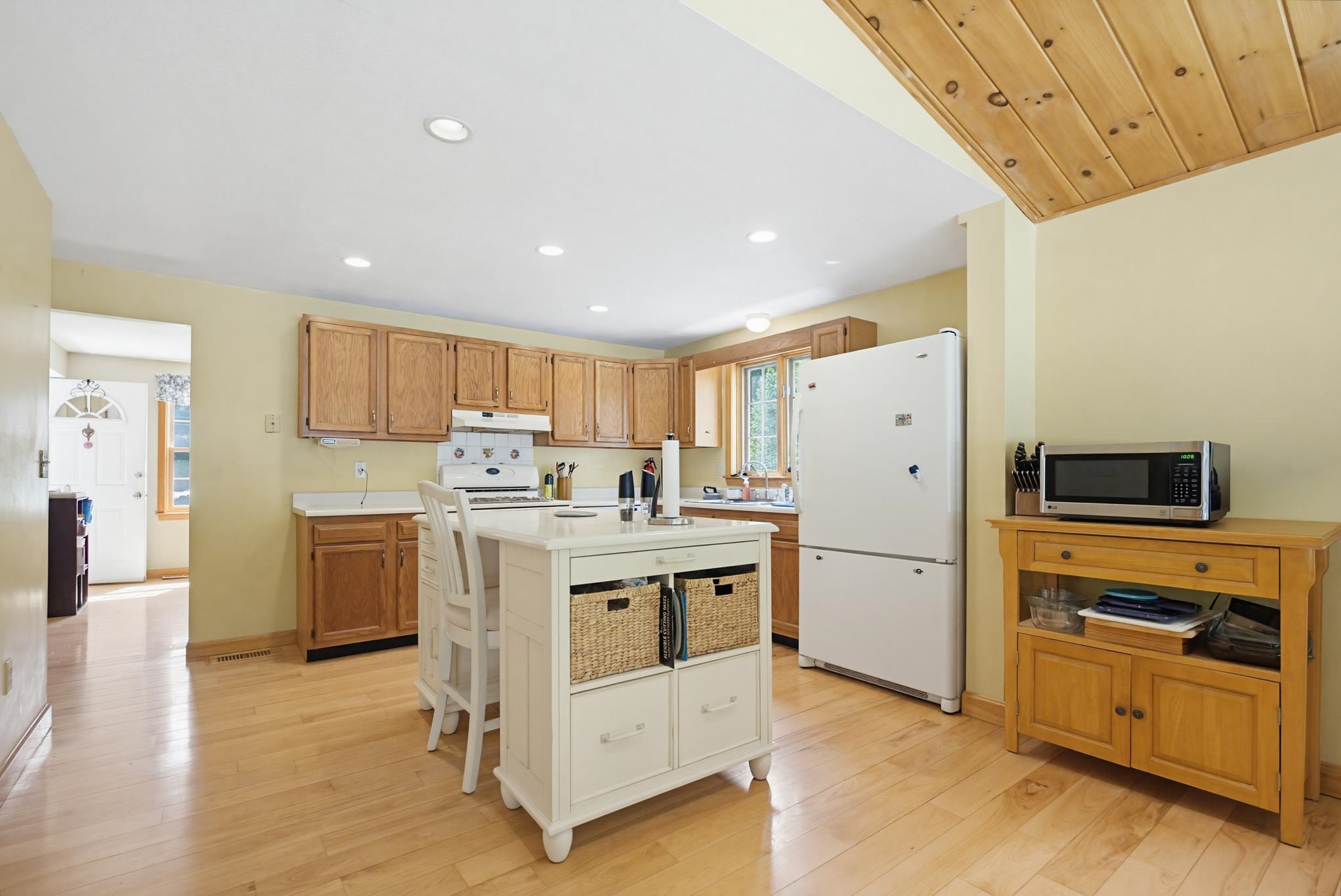 55 Kristin Drive Derry, NH 03038 - Photo 7 of 44