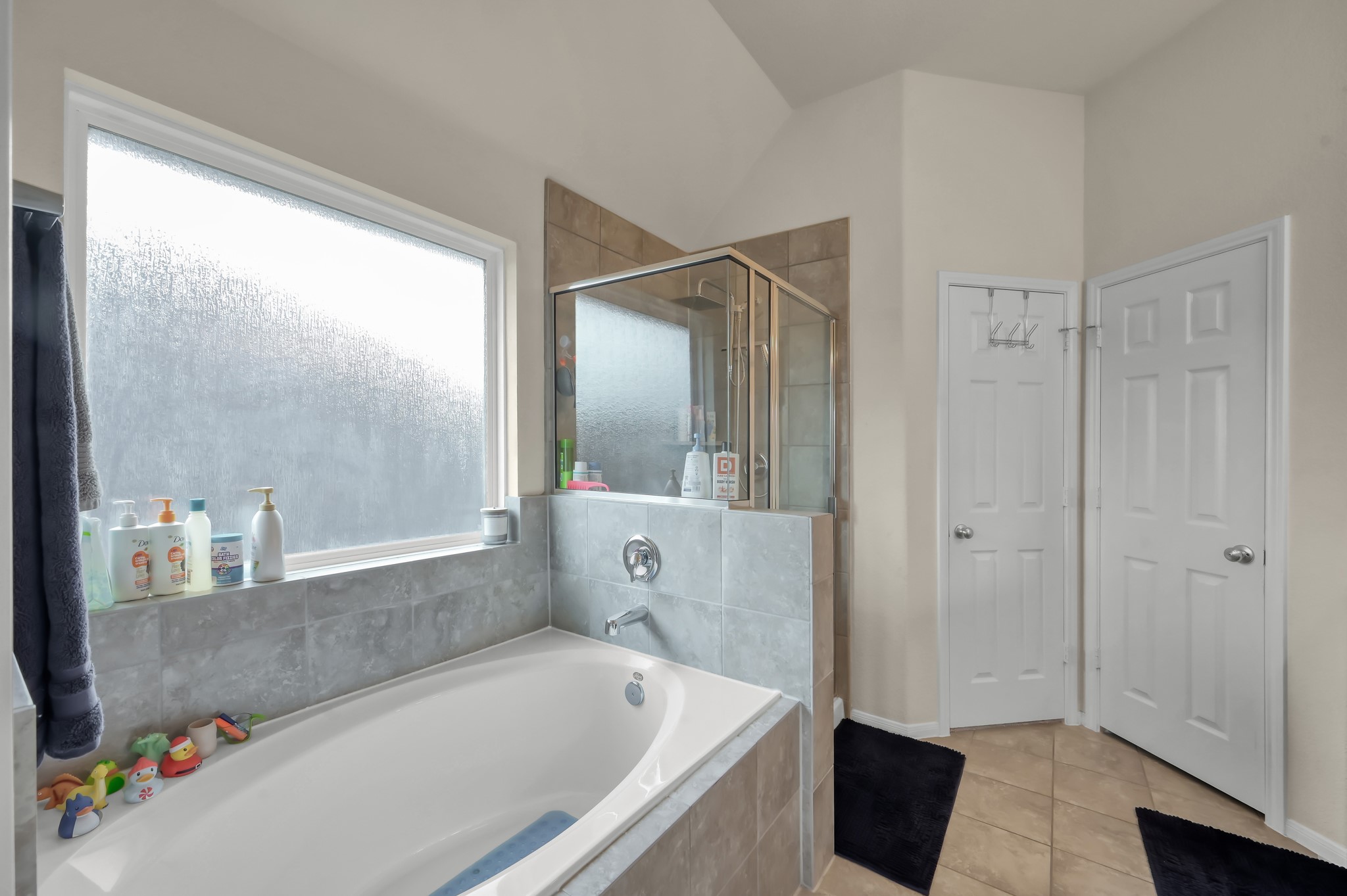 21550 Rainfall Park Drive Spring, TX 77388 - Photo 18 of 38 a bathroom with a tub a sink and a large mirror