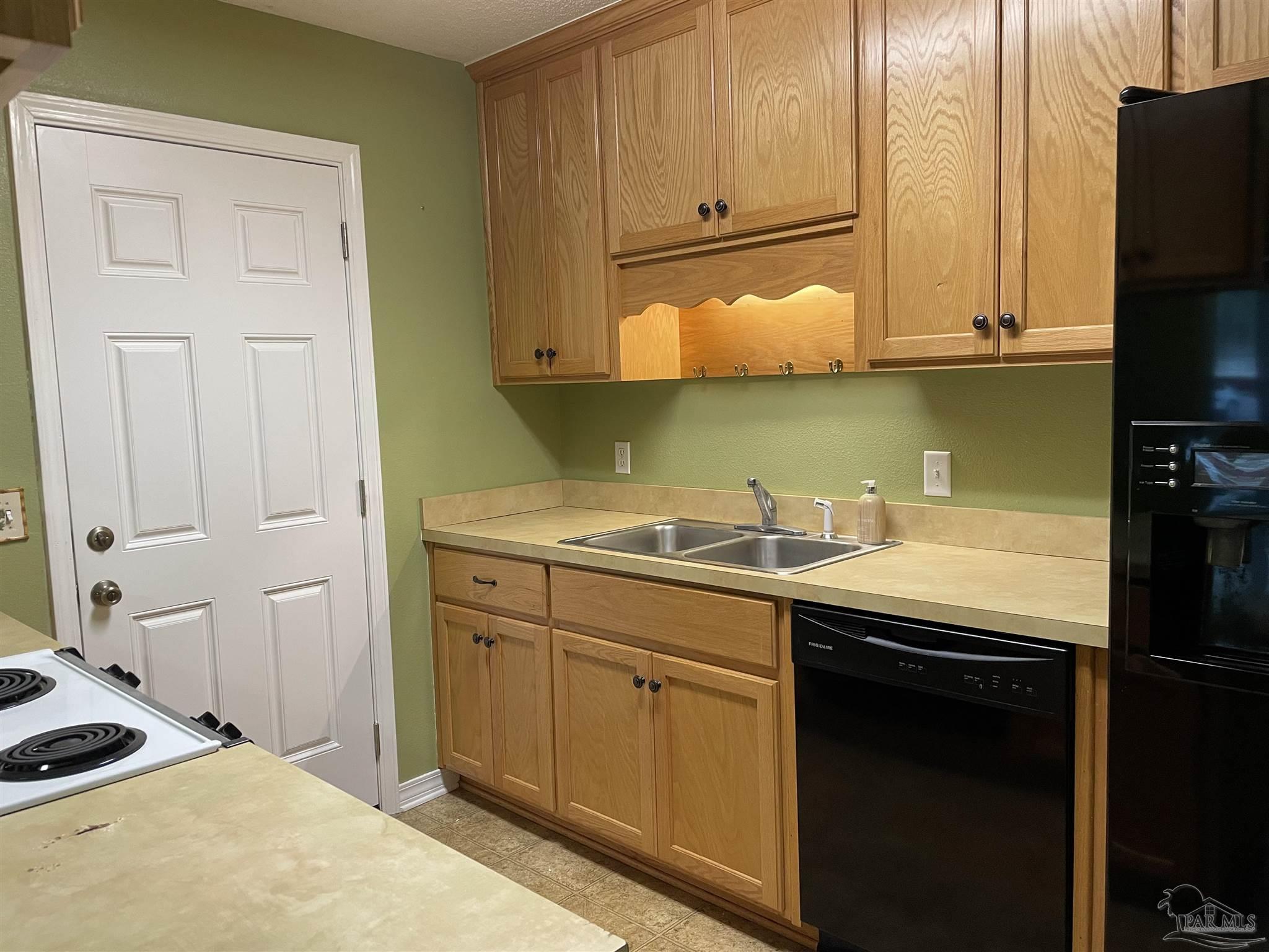 6465 Da Lisa Road Milton, FL 32583 - Photo 3 of 20 NICE CABINETRY