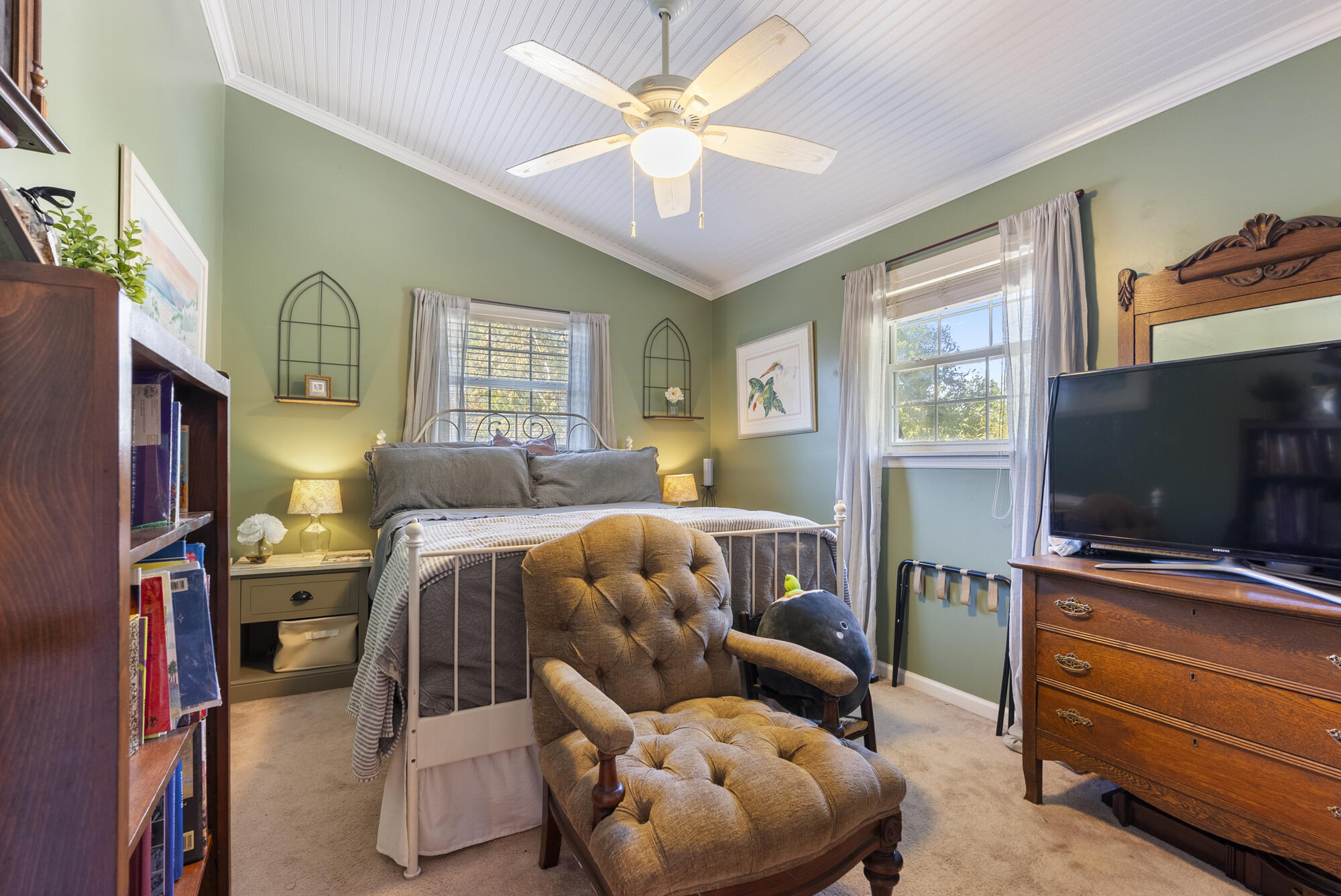 902 Northwest Ave D Carrabelle, FL 32322 - Photo 21 of 32 a living room with furniture and a flat screen tv