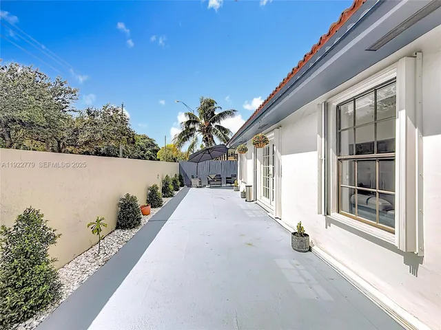 a view of a house with a backyard