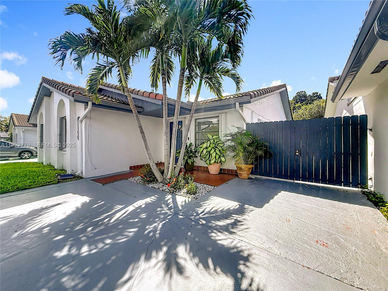 11196 Southwest 75th Terrace Miami, FL 33173 - Photo 4 of 28