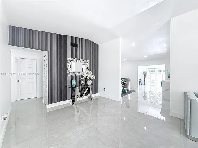 a view of livingroom with dining area