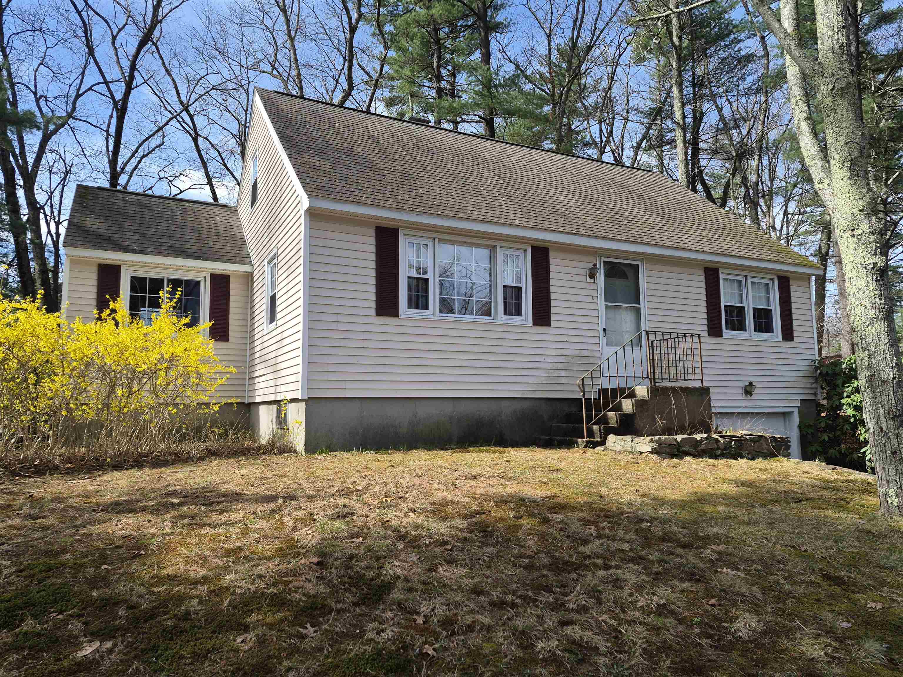 9 Moe Street Nashua, NH 03062 - Photo 2 of 37