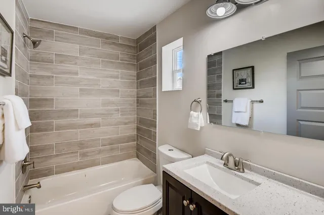 a view of empty room with window