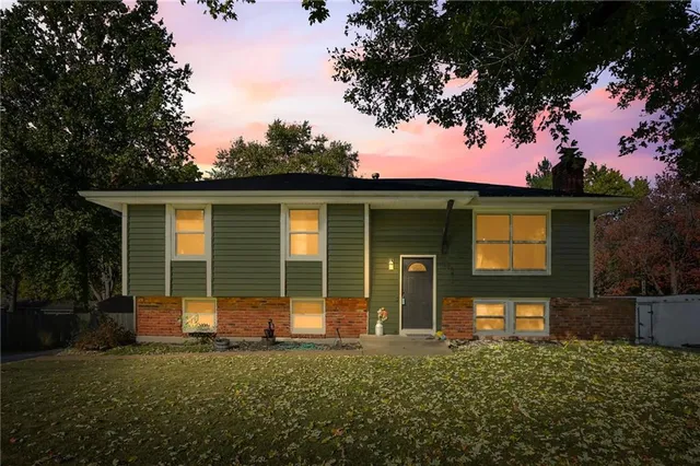 $287,900 | 512 South Washington Street, Raymore, MO 64083