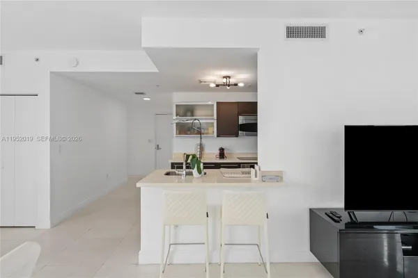 $5,600 | 90 Southwest 3rd Street, Unit 3609, Miami, FL 33130