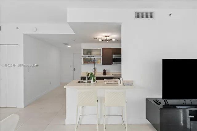 $5,900 | 90 Southwest 3rd Street, Unit 3609, Miami, FL 33130