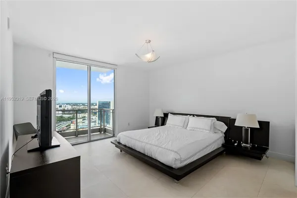 $5,600 | 90 Southwest 3rd Street, Unit 3609, Miami, FL 33130