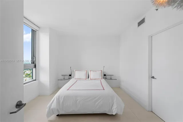 $5,900 | 90 Southwest 3rd Street, Unit 3609, Miami, FL 33130