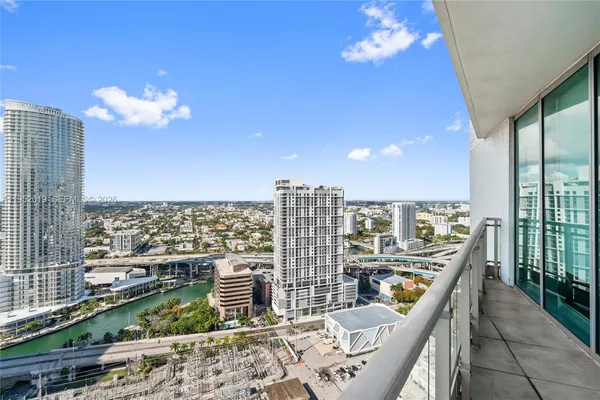 $5,600 | 90 Southwest 3rd Street, Unit 3609, Miami, FL 33130
