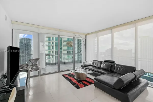 $5,600 | 90 Southwest 3rd Street, Unit 3609, Miami, FL 33130