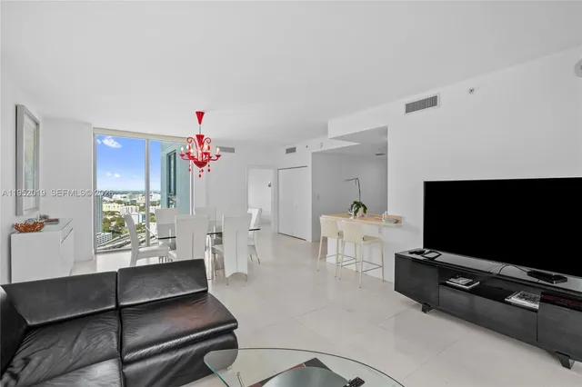 $5,900 | 90 Southwest 3rd Street, Unit 3609, Miami, FL 33130