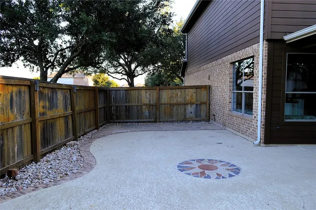 a view of backyard with tub