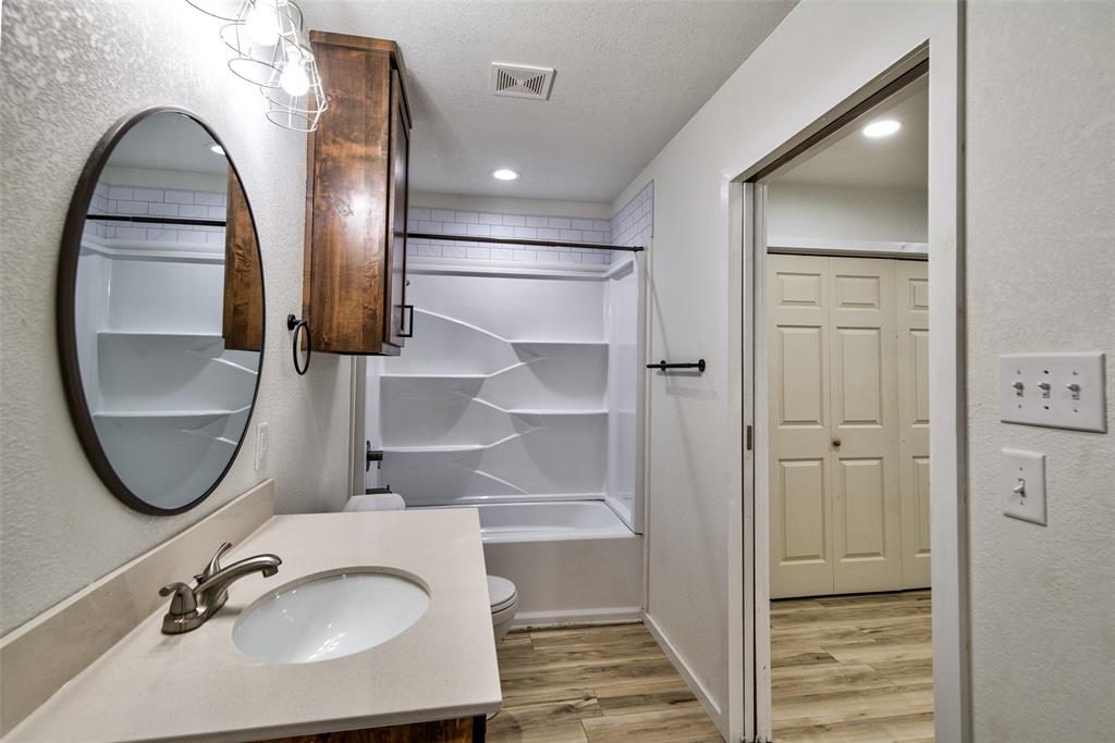 724 Zion Rhome, TX 76078 - Photo 36 of 40 Apartment bathroom