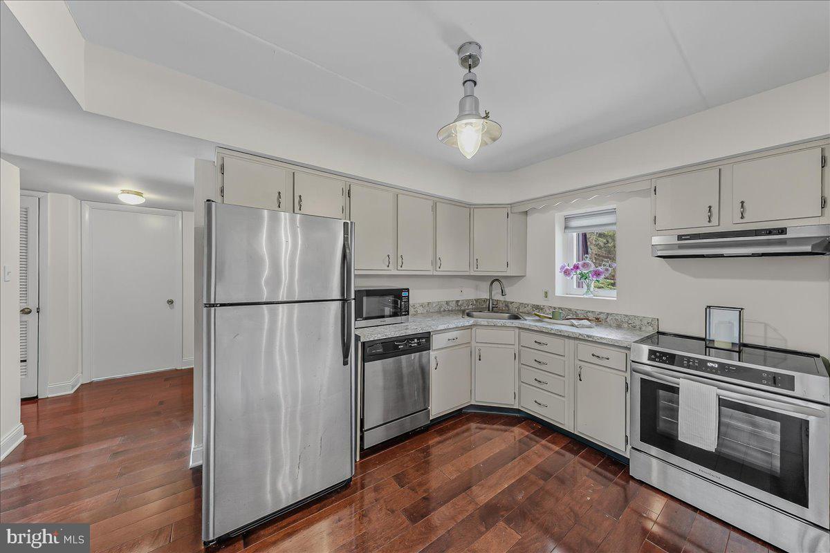 100 Rutgers Avenue, Unit 9 Swarthmore, PA 19081 - Photo 12 of 22 Kitchen with SS appliances