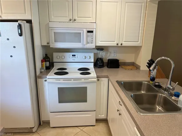 $2,000 | 1085 Forest Lakes Drive, Unit 8202, Naples, FL 34105