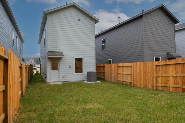 a view of a house with backyard