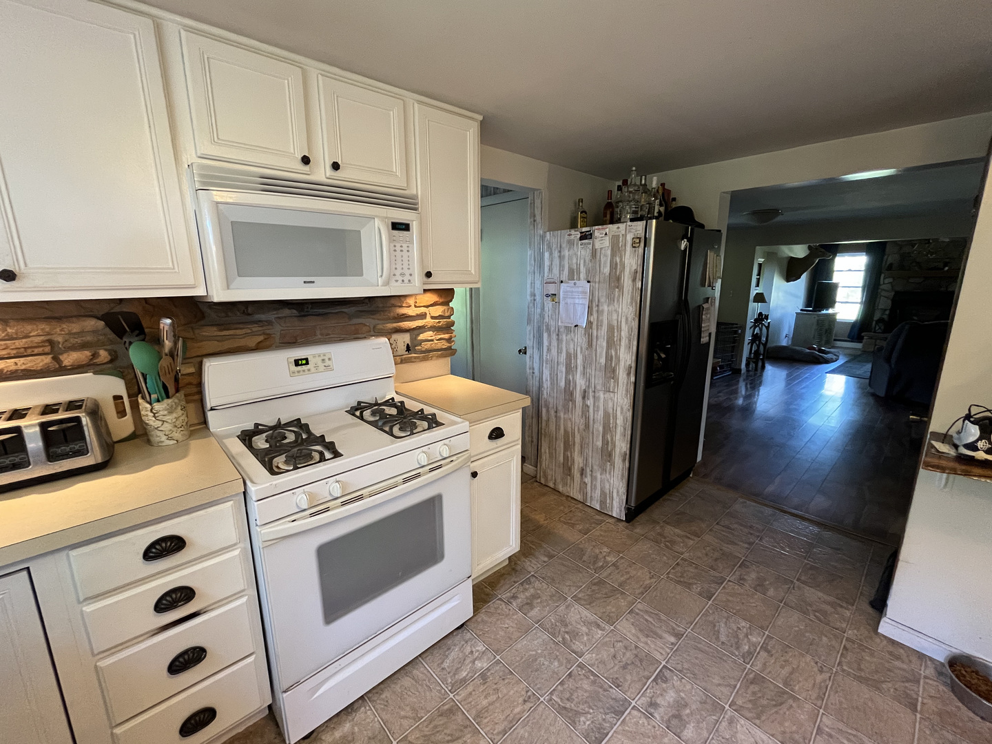 22670 Larson Road Sycamore, IL 60178 - Photo 11 of 41 a kitchen with appliances and cabinets